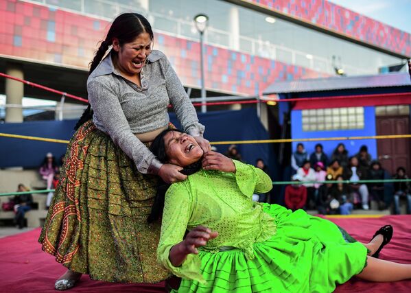 Участницы соревнований по боливийской женской борьбе в Эль-Альто