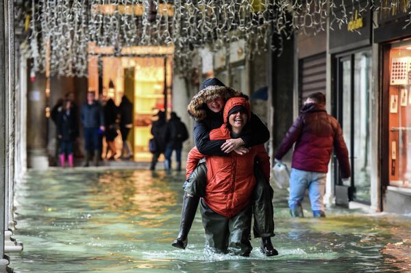 Туристы во время наводнения в Венеции