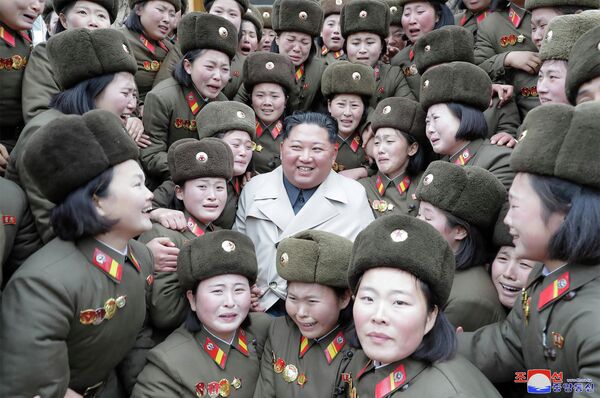 Лидер КНДР Ким Чен Ын и женщины из подразделения Корейской Народной Армии