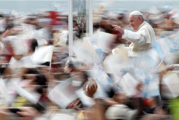 Папа Римский Франциск во время Святой мессы на бейсбольном стадионе в Нагасаки, Япония 