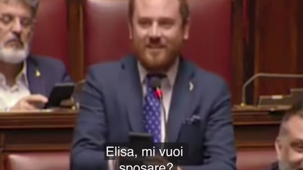 Итальянский депутат позвал подругу замуж с трибуны во время заседания