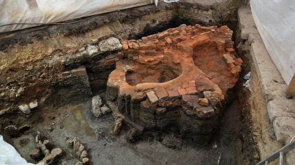 Уличная печь, найденная при раскопках около Смоленской церкви Свято-Троицкой Сергиевой Лавры