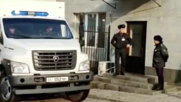 Бывший президент Киргизии Алмазбека Атамбаева  доставлен в здание суда 