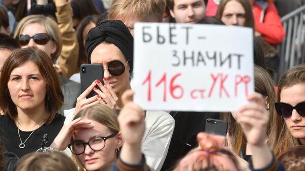 Участники митинга в поддержку сестер Хачатурян в Санкт-Петербурге