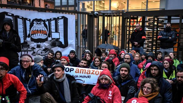 Активисты движения Attac  во время акции против чрезмерного потребления перед штаб-квартирой  Amazon во Франции. 29 ноября 2019
