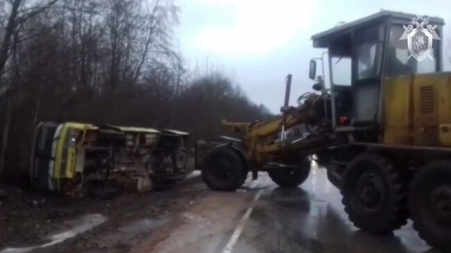 На месте ДТП с автобусом в Псковской области. 29 ноября 2019. Стоп-кадр видео СК РФ