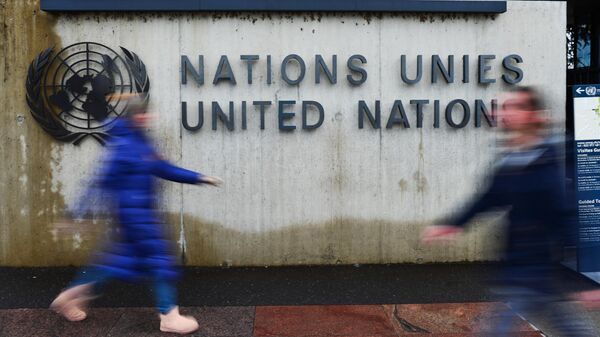 Эмблема Организации Объединенных Наций (ООН) на здании офиса ООН в Женеве