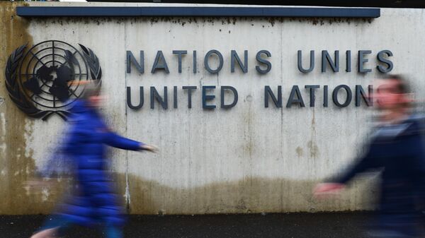 Эмблема Организации Объединенных Наций (ООН) на здании офиса ООН