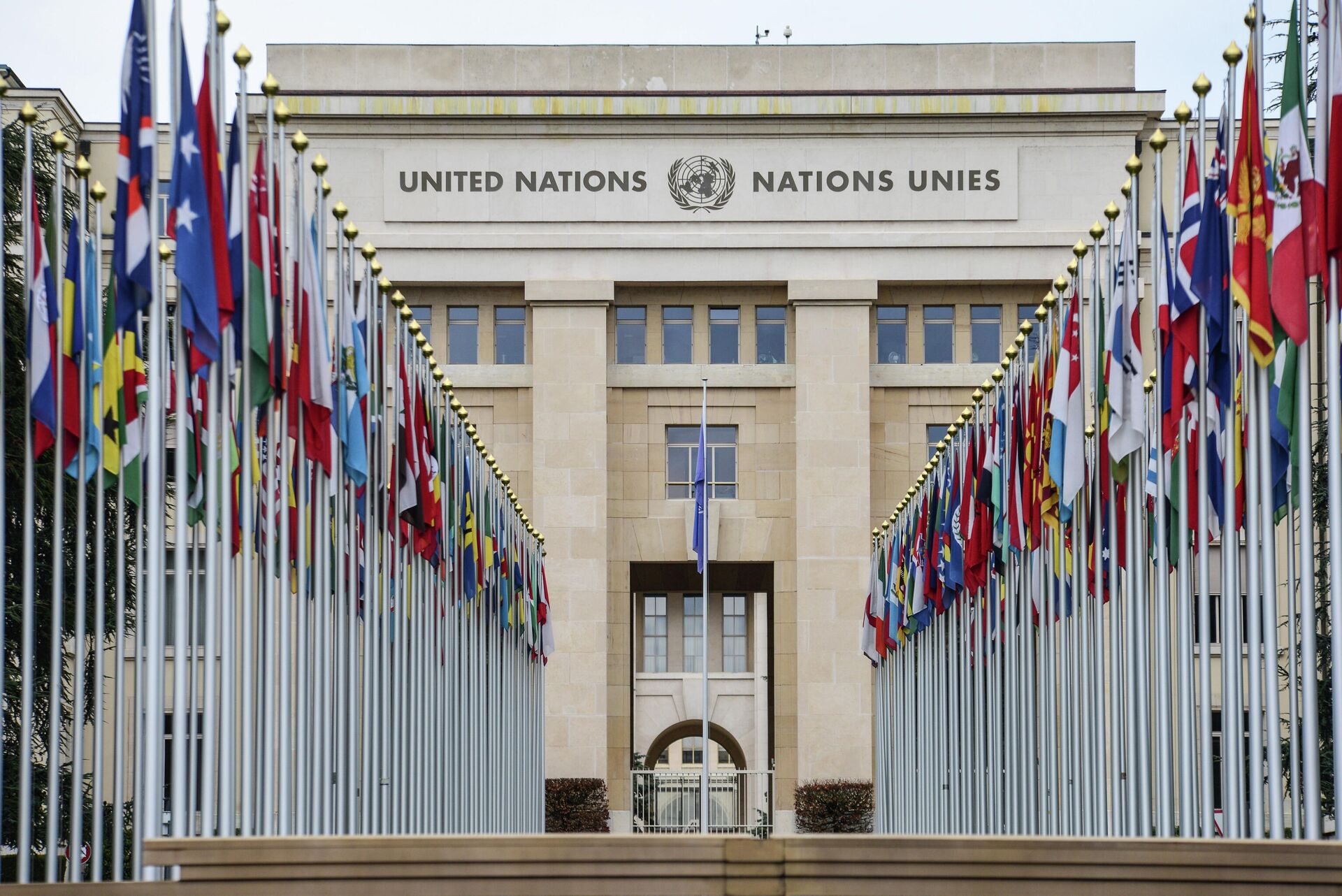 Аллея флагов возле здания ООН в Женеве - РИА Новости, 1920, 06.10.2021