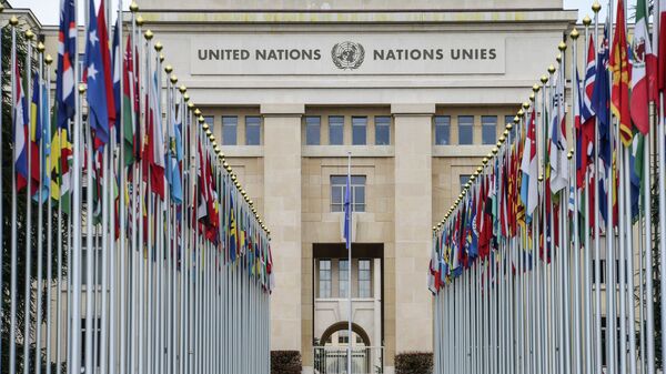 Аллея флагов возле здания ООН в Женеве