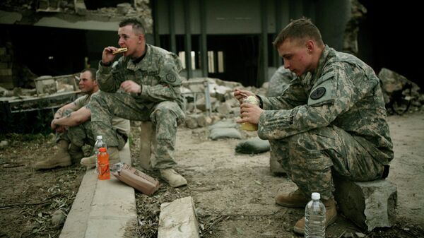Солдаты армии США во время обеда в Мосуле, Ирак