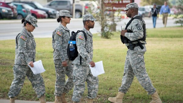 Солдаты проходят мимо офицера военной полиции в Сан Антонио, США