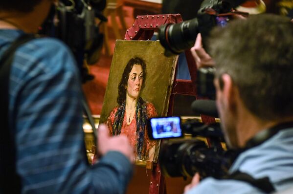 Передача картины Портрет женщины с гранатовым кулоном  Б. Иогансона в Русский музей