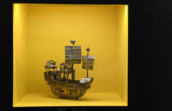 Заводная игрушка Небесная ладья (Китай, до 1755 г.), представленная на выставке Петр. Первый. Коллекционер, исследователь, художник