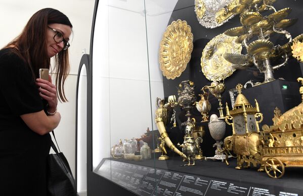 Справа на первом плане: часы Бахус (Аугсбург, конец XVI в.), представленные на выставке Петр. Первый. Коллекционер, исследователь, художник