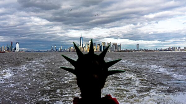 Девушка в шляпе Статуи Свободы на фоне Нью-Йорка