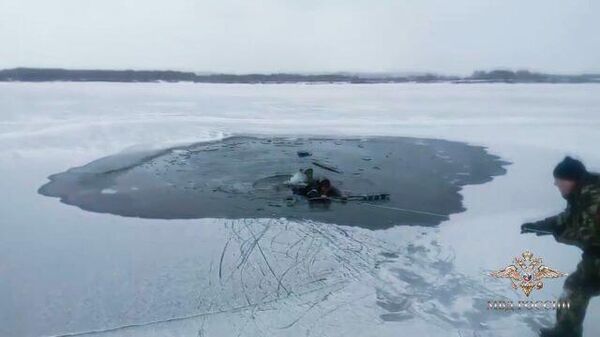 И снова хрупкий лед – трое рыбаков спасли жизнь человека