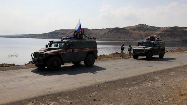 Бронеавтомобили патрульной службы военной полиции России на берегу реки Евфрат в Сирии