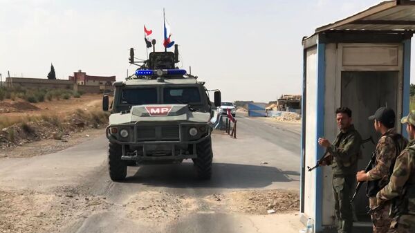 Бронеавтомобиль патрульной службы военной полиции РФ в районе Манбиджа на северо-востоке Сирии