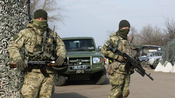 Украинские военнослужащие в районе поселка Золотое
