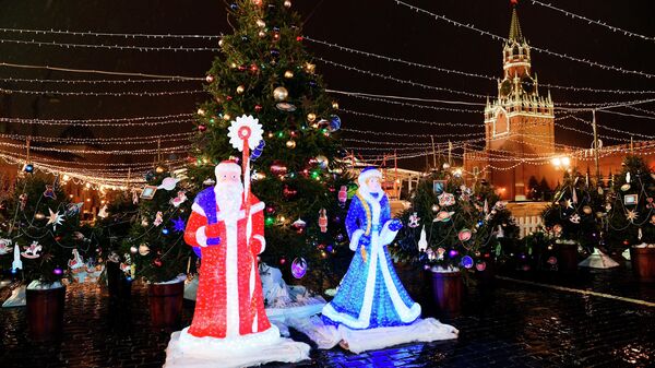 Новогодние ели и фигуры Деда Мороза и Снегурочки у ГУМ-Катка на Красной площади