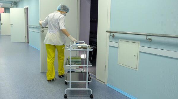 Медицинская сестра в коридоре отделения паллиативной помощи