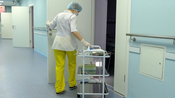 Медицинская сестра в коридоре отделения паллиативной помощи