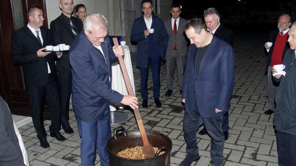Заместитель министра иностранных дел МИД России Александр Грушко и глава МИД Сербии Ивица Дачич во время приготовления блюд сербской кухни
