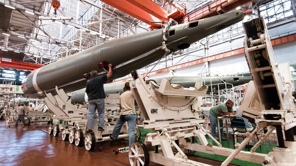 Финальная часть производства ракеты-носителя Союз-2. Перемещение бокового блока с участка сборки на участок испытаний