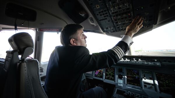 Пилот в кабине самолета Сухой Суперджет 100 (SSJ-100) в аэропорту Домодедово