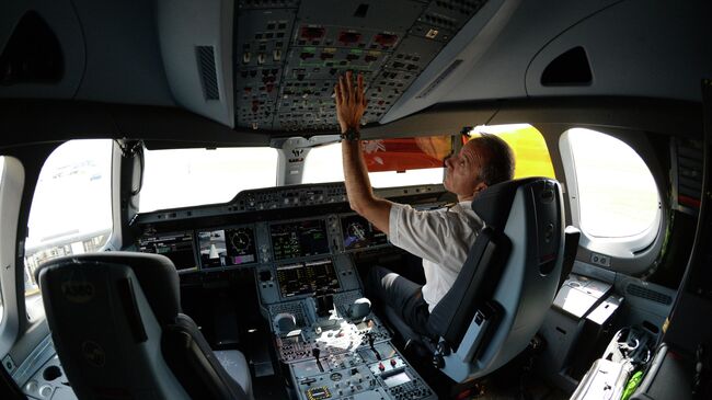 Пилот в кабине пассажирского самолета Airbus A350 в аэропорту Шереметьево