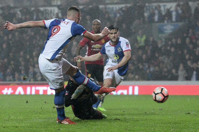 Игровой момент матча Блэкберн Роверс - Манчестер Юнайтед. Архивное фото