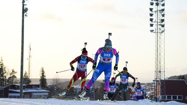 Слева направо: Чу Юаньмэн (КНР), Тамара Воронина (Россия) и Наталья Кочергина (Литва) на дистанции одиночной смешанной эстафеты I этапа Кубка мира по биатлону в шведском Эстерсунде.