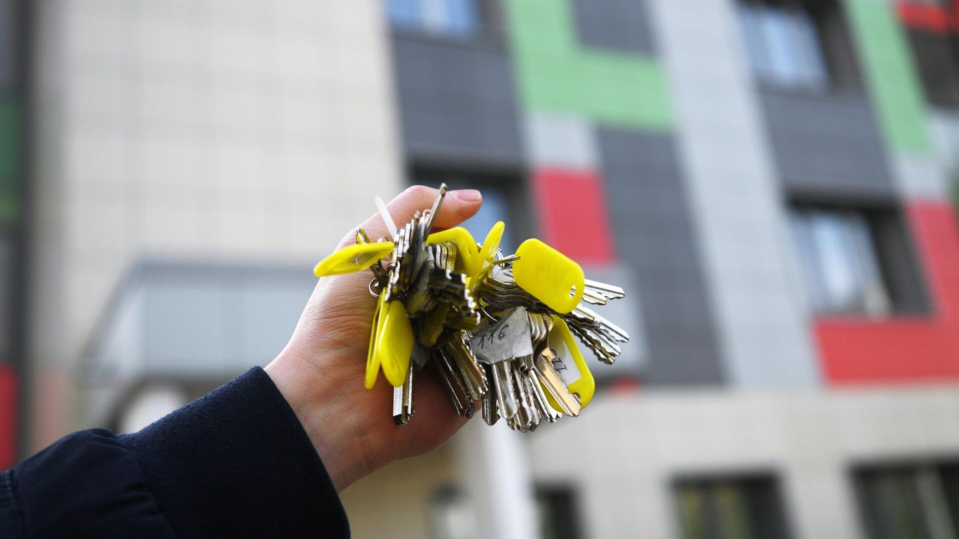 Связка ключей от квартир многоэтажного жилого дома  - РИА Новости, 1920, 08.12.2021