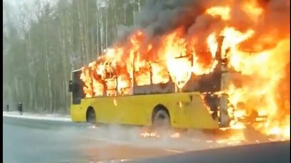 Загоревшийся в Санкт-Петербурге автобус попал на видео