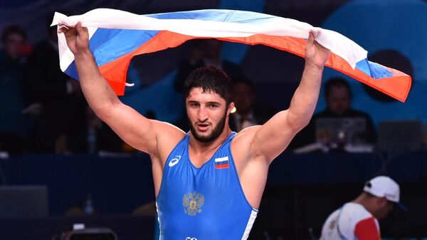 Абдулрашид Садулаев (Россия) радуется победе в финальном поединке соревнований по вольной борьбе среди мужчин в весовой категории до 97 кг на чемпионате мира в Казахстане.