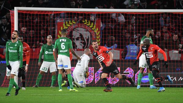 Rennes' French defender Damien Da Silva (C) celebrates after scoring a goal during the French Ligue 1 football match between Stade Rennais Football Club and AS Saint Etienne (ASSE) on December 1, 2019, at the Roazhon Park stadium in Rennes, western France. (Photo by DAMIEN MEYER / AFP)
