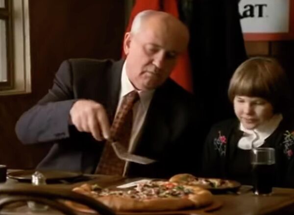 Реклама Pizza Hut с Михаилом Горбачевым. Кадр видео Реклама Pizza Hut с Михаилом Горбачевым. Кадр видео