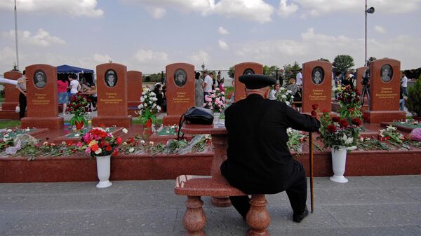Феликс Тотиев на кладбище Город ангелов у могил шести своих внуков, погибших в результате теракта в бесланской школе №1 в 2004 году