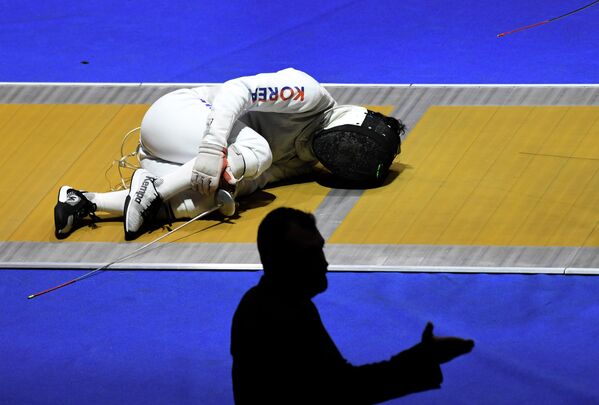 Хо Чун (Южная Корея) в командных соревнованиях на рапирах среди мужчин на чемпионате мира по фехтованию в Будапеште