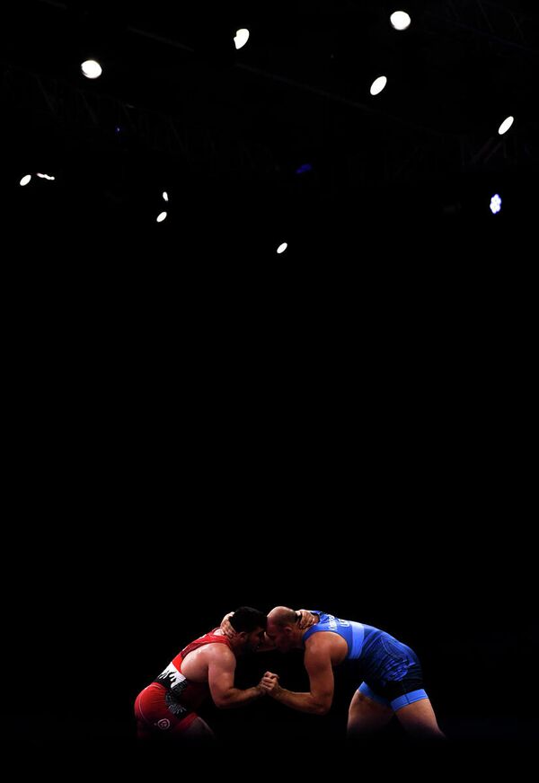 Слева направо: Фатих Ясарли (Турция) и Александр Хоцяновский (Украина) в поединке за бронзовую медаль соревнований по вольной борьбе среди мужчин в весовой категории до 125 кг на II Европейских играх в Минске