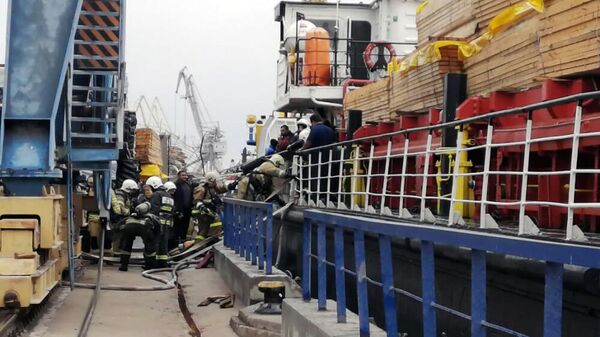 Сотрудники МЧС РФ во время ликвидации пожара на иранском сухогрузе в порту Астрахани