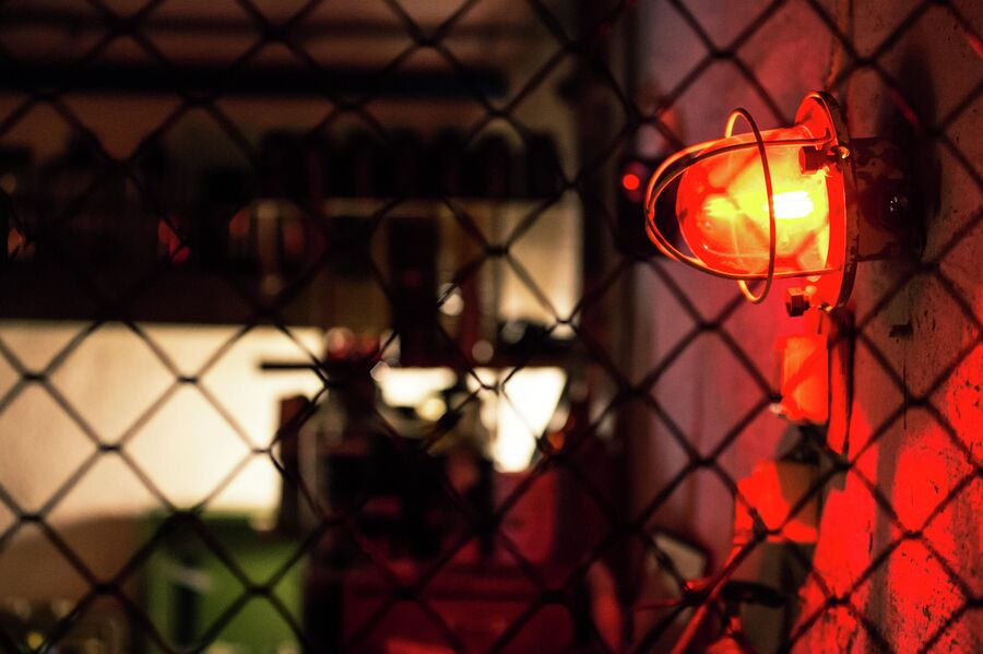Лампы аварийного освещения в помещениях противоатомного убежища С-2 в Севастополе