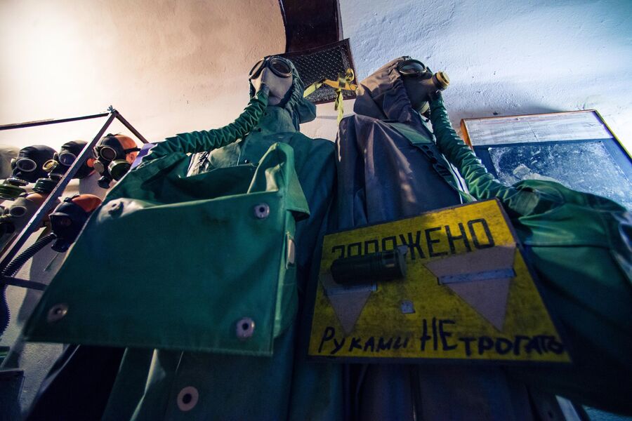 Образцы защитной экипировки в музее противоатомного убежища С-2, Севастополь