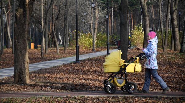 Женщина с коляской на территории Черкизовского парка в Москве