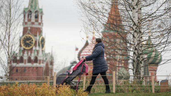 Женщина гуляет с ребенком в парке Зарядье в Москве