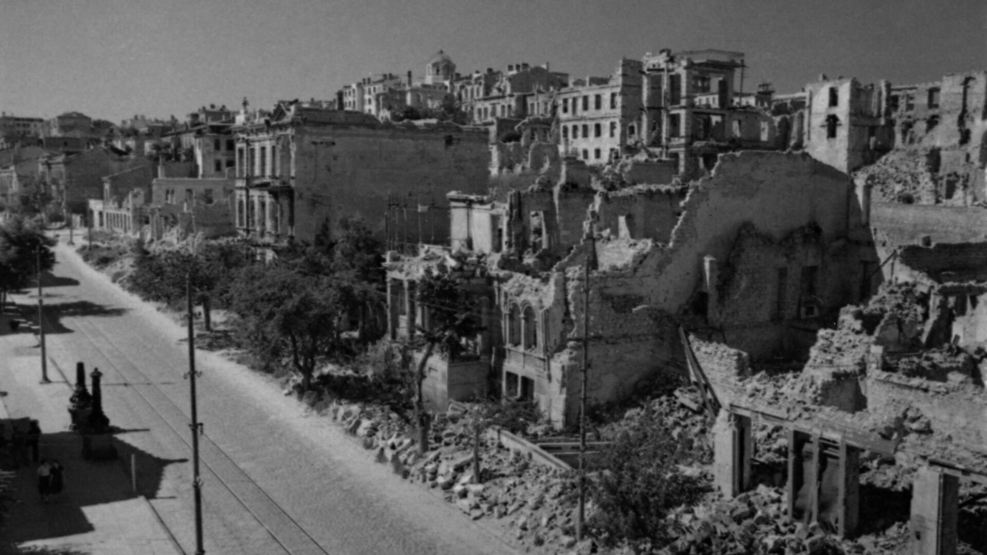 Разрушенные немецкими бомбардировками здания на улице Ленина в Севастополе - РИА Новости, 1920, 04.07.2023