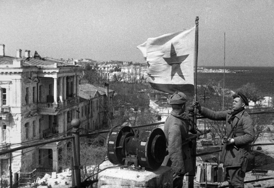 Великая отечественная война 1941-1945 годов. Военно-морской флаг над освобожденным Севастополем, 8 мая 1944 года.