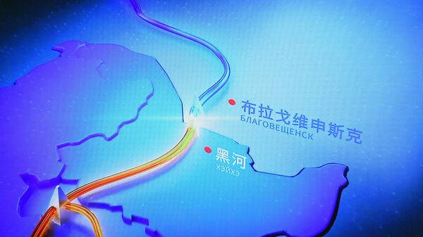 Монитор с изображением трансляции церемонии начала поставок российского газа в КНР по восточному маршруту