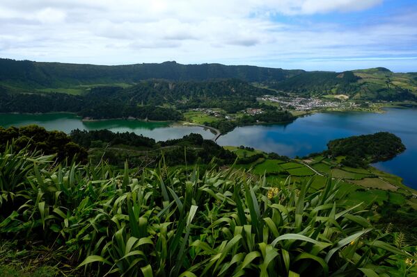 Зеленое и голубое озера Сет Сидадеш на острове Сан-Мигель